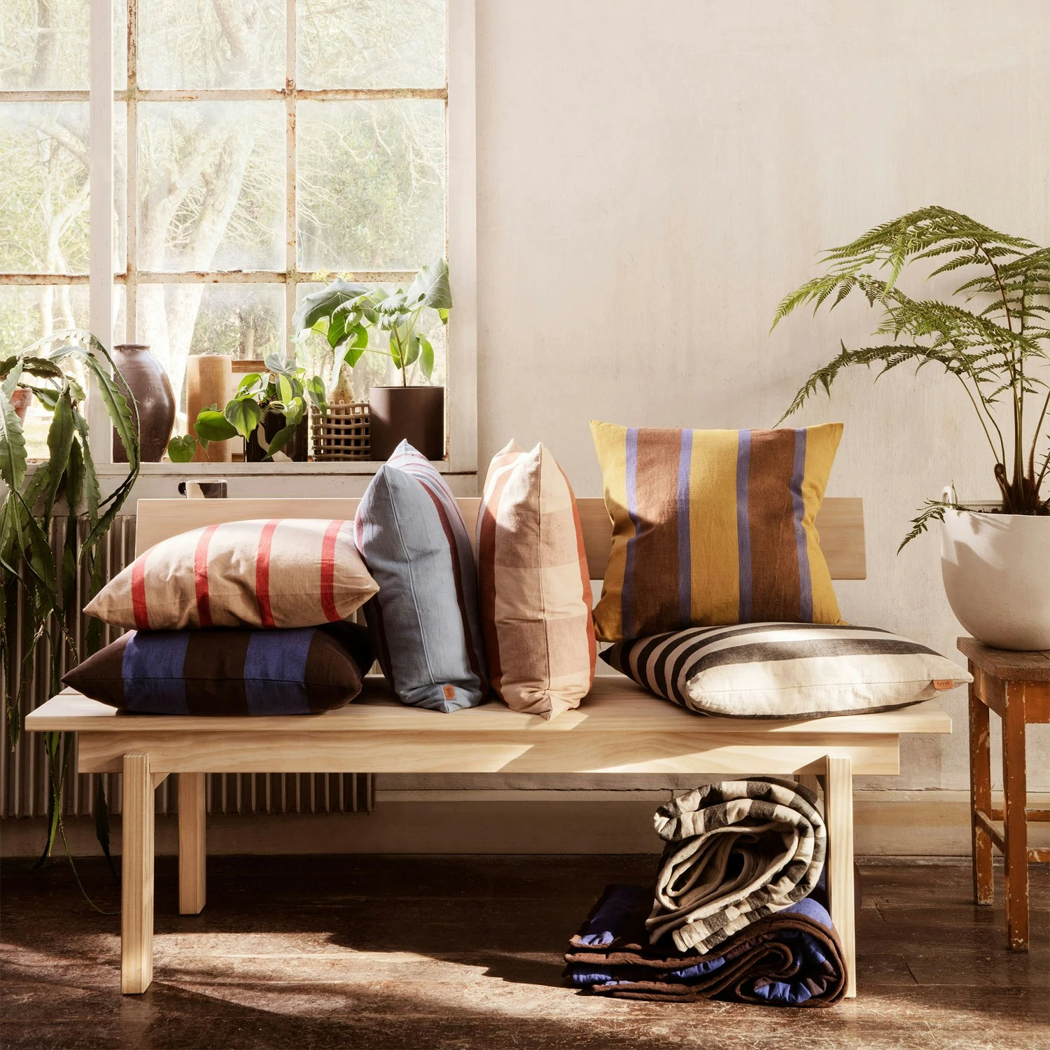 Ferm LIVING Grand Scatter Zierkissen 50x50 Cm, Oyster/Clear Blue – Bild 4